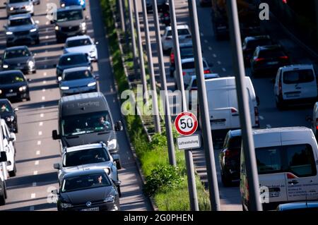 Munich, Germany. 01st June, 2021. Numerous cars drive across the Mittlerer Ring during rush hour. A sign indicates the maximum speed limit of 50 km/h, which is supposed to help keep the air clean. The EU Commission has sued Germany because the annual and hourly limit values for nitrogen dioxide have been exceeded in numerous areas since 2010. Germany thus systematically violates the EU Air Quality Directive and has done too little to keep this violation to a minimum. (to dpa 'ECJ ruling on exceeding nitrogen dioxide limits in Germany') Credit: Sven Hoppe/dpa/Alamy Live News Stock Photo