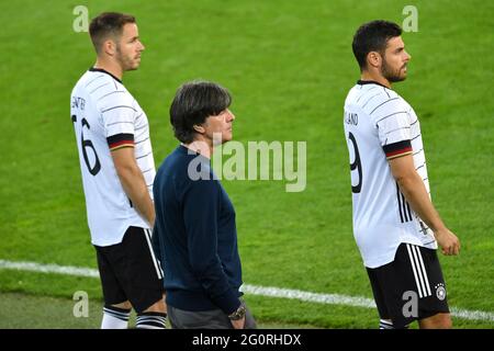Innsbruck/Tivoli Stadium. Germany, 02/06/2021, From left: Christian GUENTER (GER), national coach Joachim Jogi LOEW, LOW (GER), Kevin VOLLAND (GER) before substitution. Soccer Laenderspiel, friendly game, Germany (GER) - Daenemark (DEN) 1-1 on 02.06.2021 in Innsbruck/Tivoli Stadium. Stock Photo