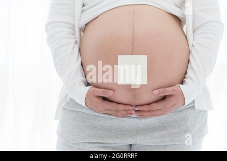 Essential pregnancy to-do list, antenatal appointments and scans, 9 months pregnant Stock Photo