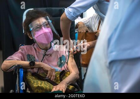 Kuala Lumpur, Malaysia. 29th May, 2021. An elderly woman receives a Covid-19 vaccine dose at Malaysia International Trade & Exhibition Centre. The Malaysia government will set up several new mega vaccination centres to boost Covid-19 vaccination capacity and ease overcrowding problem. Credit: SOPA Images Limited/Alamy Live News Stock Photo