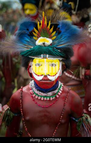 PAPUA NEW GUINEA: A member of the Huli Wigmen tribe adorned with colourful face paint. THIS PHOTOGRAPHER has captured the competing tribes of Papua Ne Stock Photo