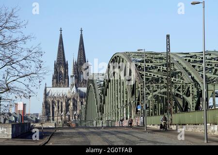 Blick von Osten vorbei an der Hohenzollernbrücke auf den  Kölner Dom, Deutschland, Nordrhein-Westfalen, Köln Stock Photo