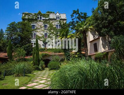 FRANCE. PYRENEES ORIENTALES (66) CONFLENT REGION. MOLITG LES BAINS VILLAGE. RIELL CASTLE Stock Photo