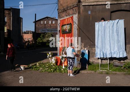 Swietochlowice, Lipiny, Poland. 03rd June, 2021. People seen decorating the street during the procession. Corpus Christi (Boze Cialo) it is a traditional feast celebrated in the Catholic Church. From the early morning hours, residents of the Lipiny- district in Swietochlowice, Silesia, decorate their streets and build altars. They are waiting for the procession of the faithful in traditional costumes which goes around the streets. The priest with the monstrance goes with them too. (Photo by Wojciech Grabowski/SOPA Images/Sipa USA) Credit: Sipa USA/Alamy Live News Stock Photo