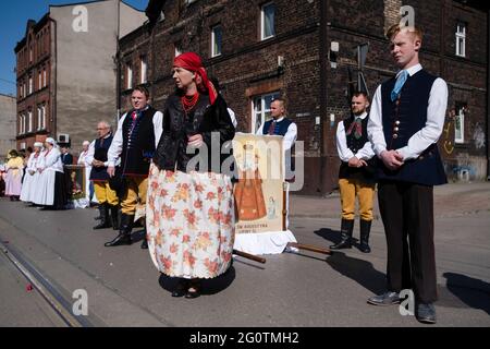 Swietochlowice, Lipiny, Poland. 03rd June, 2021. A procession of the faithful in traditional costumes seen on the street. Corpus Christi (Boze Cialo) it is a traditional feast celebrated in the Catholic Church. From the early morning hours, residents of the Lipiny- district in Swietochlowice, Silesia, decorate their streets and build altars. They are waiting for the procession of the faithful in traditional costumes which goes around the streets. The priest with the monstrance goes with them too. (Photo by Wojciech Grabowski/SOPA Images/Sipa USA) Credit: Sipa USA/Alamy Live News Stock Photo