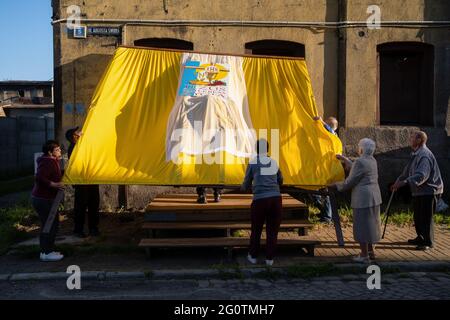 Swietochlowice, Lipiny, Poland. 03rd June, 2021. People seen building the altar on the street during the procession. Corpus Christi (Boze Cialo) it is a traditional feast celebrated in the Catholic Church. From the early morning hours, residents of the Lipiny- district in Swietochlowice, Silesia, decorate their streets and build altars. They are waiting for the procession of the faithful in traditional costumes which goes around the streets. The priest with the monstrance goes with them too. (Photo by Wojciech Grabowski/SOPA Images/Sipa USA) Credit: Sipa USA/Alamy Live News Stock Photo