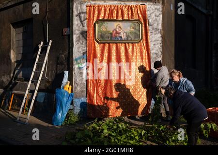 Swietochlowice, Lipiny, Poland. 03rd June, 2021. People seen decorating the street during the procession. Corpus Christi (Boze Cialo) it is a traditional feast celebrated in the Catholic Church. From the early morning hours, residents of the Lipiny- district in Swietochlowice, Silesia, decorate their streets and build altars. They are waiting for the procession of the faithful in traditional costumes which goes around the streets. The priest with the monstrance goes with them too. (Photo by Wojciech Grabowski/SOPA Images/Sipa USA) Credit: Sipa USA/Alamy Live News Stock Photo