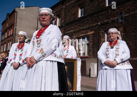 Swietochlowice, Lipiny, Poland. 03rd June, 2021. A procession of the faithful in traditional costumes seen on the street. Corpus Christi (Boze Cialo) it is a traditional feast celebrated in the Catholic Church. From the early morning hours, residents of the Lipiny- district in Swietochlowice, Silesia, decorate their streets and build altars. They are waiting for the procession of the faithful in traditional costumes which goes around the streets. The priest with the monstrance goes with them too. (Photo by Wojciech Grabowski/SOPA Images/Sipa USA) Credit: Sipa USA/Alamy Live News Stock Photo