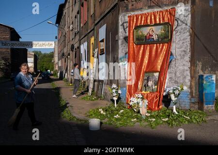 Swietochlowice, Lipiny, Poland. 03rd June, 2021. People seen decorating and cleaning the street during the procession. Corpus Christi (Boze Cialo) it is a traditional feast celebrated in the Catholic Church. From the early morning hours, residents of the Lipiny- district in Swietochlowice, Silesia, decorate their streets and build altars. They are waiting for the procession of the faithful in traditional costumes which goes around the streets. The priest with the monstrance goes with them too. (Photo by Wojciech Grabowski/SOPA Images/Sipa USA) Credit: Sipa USA/Alamy Live News Stock Photo