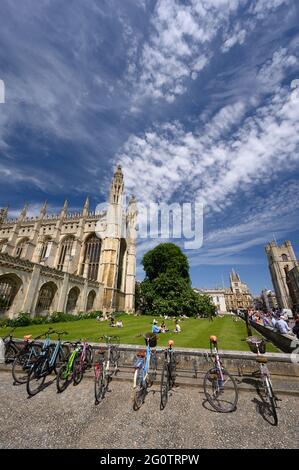King's College Chapel, University of Cambridge, England, with a dramatic blue sky featuring wispy cirrus clouds Stock Photo