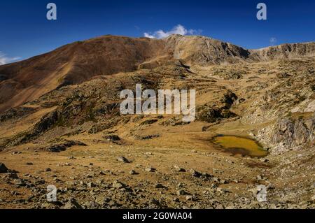 Engorgs Cirque seen from near the summit of Pic d'Engorgs in autumn (Cerdanya, Catalonia, Spain, Pyrenees) Stock Photo