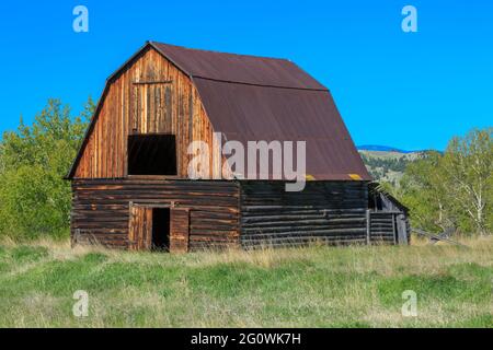 old log barn near jens, montana Stock Photo