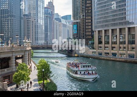 Tourist boat on the Chicago River with glass towers behind on West Wacker Drive, Chicago, Illinois, USA Stock Photo