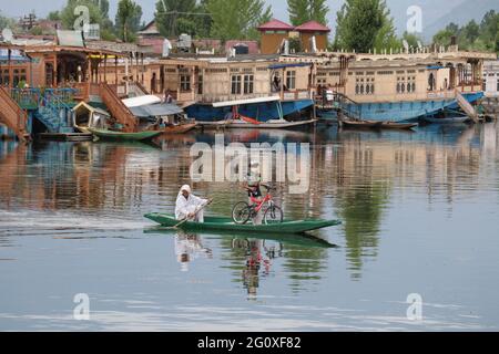 India. 03rd June, 2021. A women rows her boat on the waters of famous Dal Lake in Srinagar, Indian administered Kashmir on June 3, 2021. (Photo by Najmus Saqib/Sipa USA) Credit: Sipa USA/Alamy Live News Stock Photo