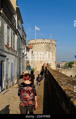 FRANCE, CHARENTE-MARITIME (17) LA ROCHELLE, CHAINE TOWER AT ENTRANCE OLD HARBOUR, VIEW FROM SUR LES MURS STREET Stock Photo