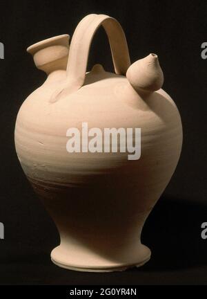 Botijo de barro típico español, jarra de agua con pico y asa Fotografía de  stock - Alamy