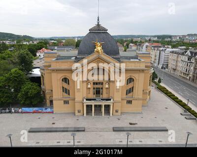 Gera, Germany. 04th June, 2021. The theatre of Gera. (Photo taken with a drone). According to the Robert Koch Institute (RKI), the number of new Corona infections per 100,000 inhabitants within the past seven days fell to 33.2. Credit: Bodo Schackow/dpa-Zentralbild/dpa/Alamy Live News Stock Photo