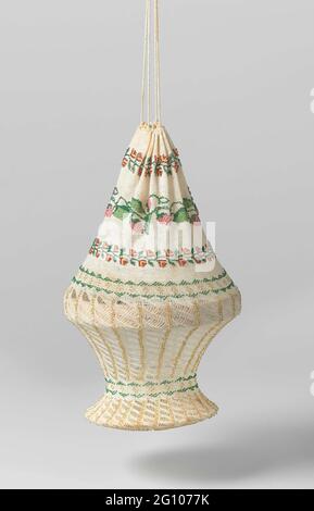Retricule, in a round basket form, of ecru-colored cotton with knocked multicolored beads in a pattern of floral drinks and stripes. Reticule, in a round basket shape, from ecru-colored cotton with knocked multicolored beads. The pattern at the top consists of four horizontal courses, of which two red flower drinks, between which a border of green leaves and strawberries (or raspberries) and against the middle a job of two green rows of beads, within which yellow dots. The center of the reticule is reinforced with a hard, round hoop. The knit work has been partially worked up diagonally betwee Stock Photo
