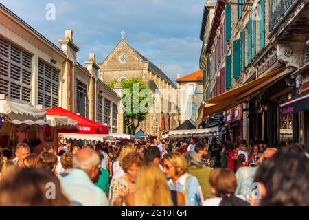 FRANCE. PYRENEES-ATLANTIQUES (64), BIARRITZ, RUE DES HALLES, CROWD ON MARKET DAY IN FRONT OF LES HALLES Stock Photo
