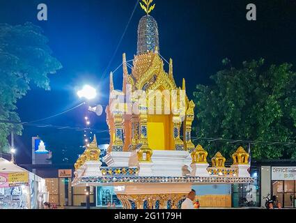 Bangkok Thailand 21. Mai 2018 Golden yellow holy shrine at Thai night market in Huai Khwang, Bangkok, Thailand. Stock Photo