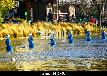 FRANCE. PARIS (75). 29 SCULPTURES FROM THE ARGENTINIAN PEDRO MARZORATI'S 'WHERE THE TIDES EBB AND FLOW' IN THE MONTSOURIS PARK'S LAKE. IT DEPICTS THE Stock Photo