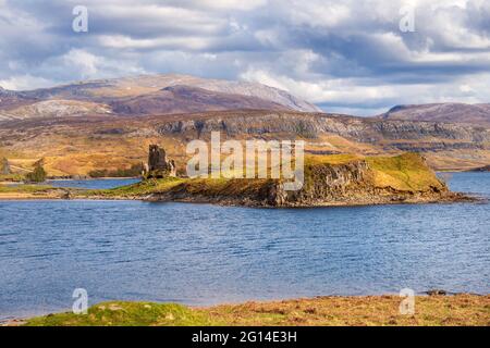 Ardvreck Castle on Loch Assynt in Sutherland, north west Highlands of Scotland Stock Photo
