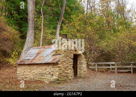 A 19th century gold miner's hut in the Arrowtown Chinese Settlement, a tourist attraction in Arrowtown, New Zealand Stock Photo