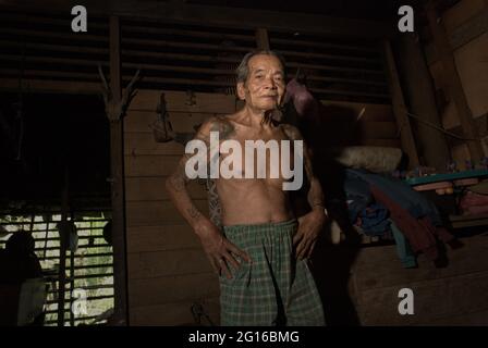 Sungai Uluk Palin, Kapuas Hulu, West Kalimantan, Indonesia. March 20, 2007. Portrait of Moling, who is said as the oldest man (over 90 y.o, precise age unknown) living in the longhouse of Dayak Tamambaloh Apalin community in Sungulo Palin, Sungai Uluk Palin, Putussibau Utara, Kapuas Hulu, West Kalimantan, Indonesia. Stock Photo