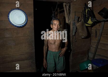 Sungai Uluk Palin, Kapuas Hulu, West Kalimantan, Indonesia. March 20, 2007. Portrait of Moling, who is said as the oldest man (over 90 y.o, precise age unknown) living in the longhouse of Dayak Tamambaloh Apalin community in Sungulo Palin, Sungai Uluk Palin, Putussibau Utara, Kapuas Hulu, West Kalimantan, Indonesia. Stock Photo