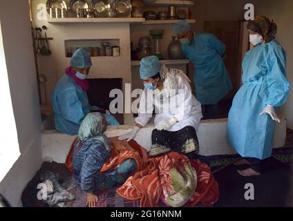 Kashmir, India. 5th June 2021. A health worker speaking to a woman at a special drive to vaccinate farmers. Credit: Majority World CIC/Alamy Live News Stock Photo