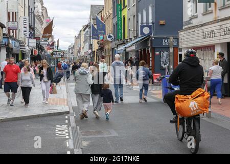 Cork, Ireland. 5th June, 2021. Hundreds Take To Cork City in Warm Weather, Cork, Ireland. Hundreds of Shoppers took to Cork city today to enjoy the sunshine and atmosphere throughout the city. Large queues could be seen outside most stores, restaurants and cafes. Credit: Damian Coleman/Alamy Live News Stock Photo
