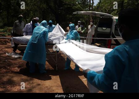 Chennai, India. 05th June, 2021. (6/5/2021) Volunteers along with graveyard workers wearing protective gear prepare to bury the body of a man who died of Covid-19 corona virus in a burial pit in Chennai. (Photo by Sri Loganathan Velmurugan/Pacific Press/Sipa USA) Credit: Sipa USA/Alamy Live News Stock Photo
