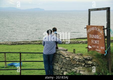 Sign Board at the entrance of Prehistoric Dún Beag fort in Dingle Peninsula, Ireland Stock Photo