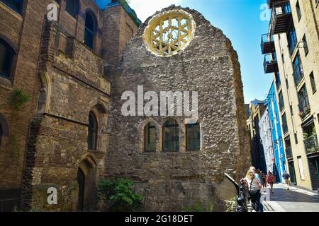 Remains of the great hall of Winchester Palace in Southwark, London Stock Photo
