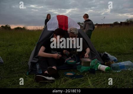 Warsaw, Warsaw, Poland. 5th June, 2021. Protesters cook after the first day of protests at the Polish-Belorusian border on June 5, 2021 in Bobrowniki, Poland. Around a hundred of Belarusian citizens on exilein Poland gathered in Bobrowniki, on the Polish-Belarusian border to demand sanction from European Union towards the Belarusian government. Credit: Aleksander Kalka/ZUMA Wire/Alamy Live News Stock Photo