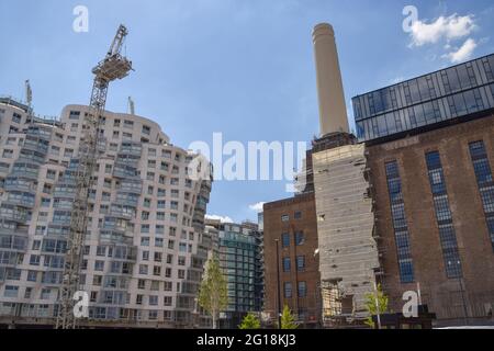 A view of the Battersea Power Station in London and new surrounding buildings during redevelopment.The iconic power station was decommissioned in the 1980s and had previously remained empty for over three decades. It has been undergoing extensive redevelopment during the past few years and along with new residents, the first of which moved in on 25th May 2021, the building will also house offices, with Apple set to take over 500,000 square feet in the building later this year. Stock Photo