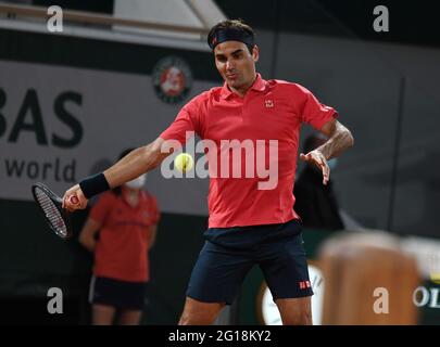 Paris, Fra. 05th June, 2021. Paris, Roland Garros, French Open Day 7 05/06/2021 Roger Federer (SUI) plays Dominic Koepfer (GER) in third round match Credit: Roger Parker/Alamy Live News Stock Photo
