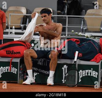Paris, Fra. 05th June, 2021. Paris, Roland Garros, French Open Day 7 05/06/2021 Roger Federer (SUI) plays Dominic Koepfer (GER) in third round match Credit: Roger Parker/Alamy Live News Stock Photo