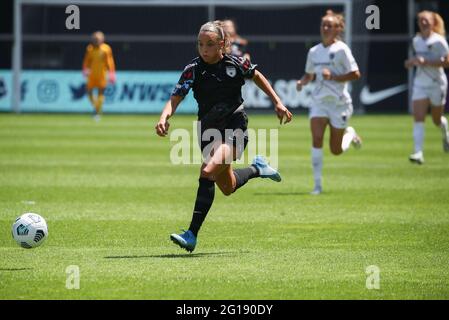 Chicago Red Stars forward Mallory Pugh (9) dribbles the ball during a NWSL match against the North Carolina Courage at SeatGeek Stadium, Saturday, Jun Stock Photo