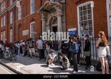 PHOTO:JEFF GILBERT 05th June 2021. Hunter Street Clinic, Hunter Street, Kings Cross, London, UK UCL Students queue for Coronavirus Vaccinations at Bloomsbury Surgery, London, UK Stock Photo