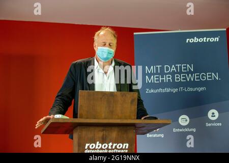 Dresden, Germany. 06th June, 2021. Ulf Heinemann, Managing Director of Robotron, speaks before the start of the vaccination at the company headquarters of Robotron Datenbank-Software GmbH. 230 employees of Robotron Datenbank-Software GmbH receive their first vaccination with the vaccine from BioNTech-Pfizer by a mobile vaccination team from the DRK (German Red Cross). Credit: Daniel Schäfer/dpa-Zentralbild/dpa/Alamy Live News Stock Photo