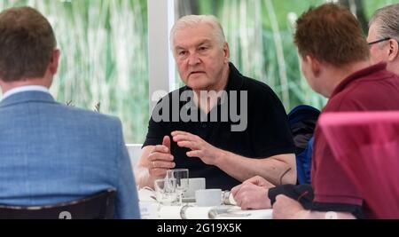 06 June 2021, Schleswig-Holstein, Lübeck: Frank-Walter Steinmeier, President of the Federal Republic of Germany, talks to restaurateurs at the Waldhotel Müggenbusch during a stopover on his hiking tour along the state border between Schleswig-Holstein and Mecklenburg-Vorpommern. Photo: Markus Scholz/dpa Stock Photo