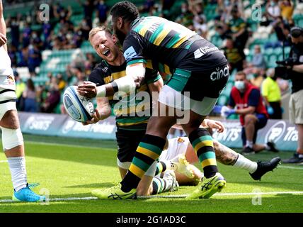 Rory Hutchinson of Northampton Saints celebrates his try Stock Photo ...