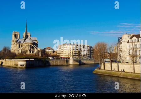 France, Paris (75), les rives de la Seine, classées Patrimoine Mondial de l'UNESCO, cathédrale Notre-Dame de Paris // France, Paris (75), Seine River, Stock Photo