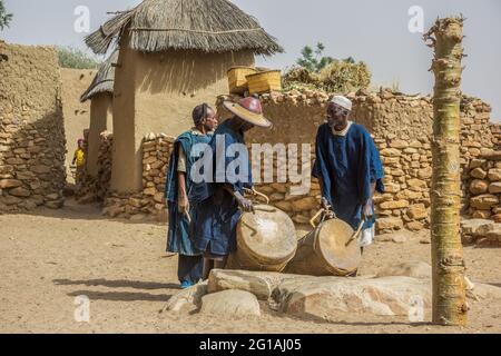 Africa Online Museum » Mali » Dogon Dama Funeral