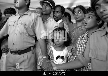 India, Kerala, Allepy. A young  girl in the crowd at the annual Kerala Snake Boat Race. August 2000 Stock Photo