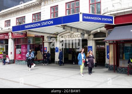 Traveller with face mask during the covid 19 pandemic at the entrance of Farringdon Underground Station in Clerkenwell London England UK KATHY DEWITT Stock Photo