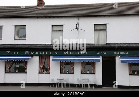 The Bramley Moore pub in Liverpool Stock Photo