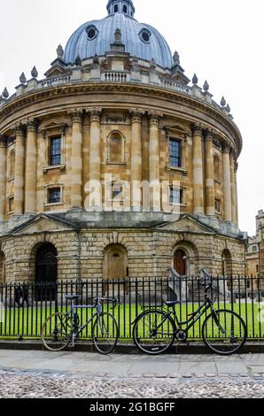 Radcliffe Camera on Catte Street in Oxford, designed by James Gibbs in a neo-classical style is an iconic landmark at the centre of Oxford Stock Photo