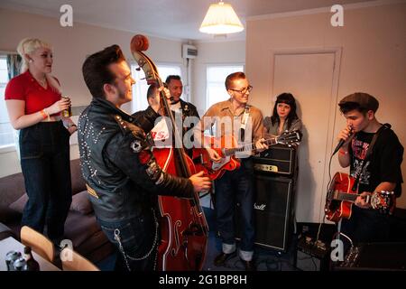 GREAT BRITAIN / England /Norfolk /Hemsby Rock 'N' Roll Weekender Rockabilly house party with double bass and guitar. Revellers get into the swing. Stock Photo